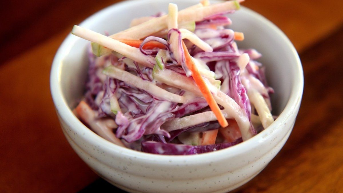 Аппетитный салат со свеклой и капустой
