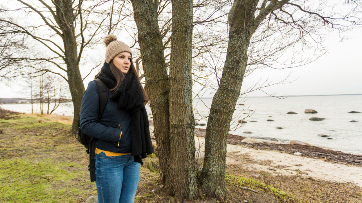 Девушка гуляет у озера