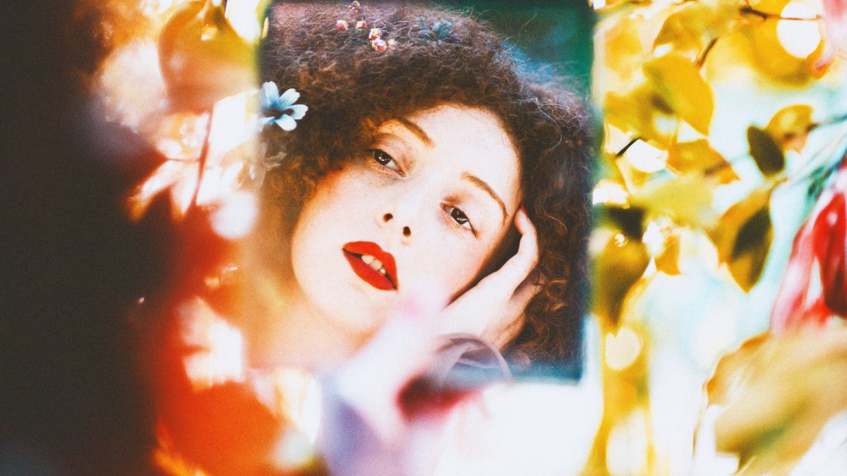 Женщина перед зеркалом