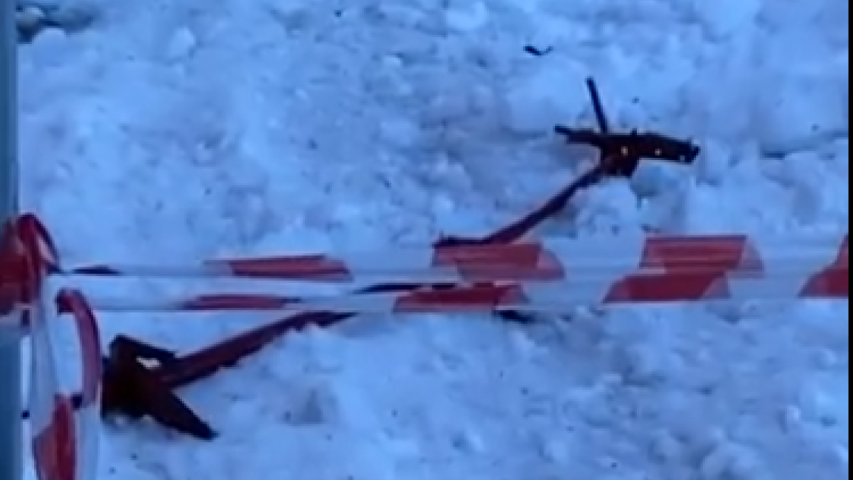 Арматура в глыбе льда