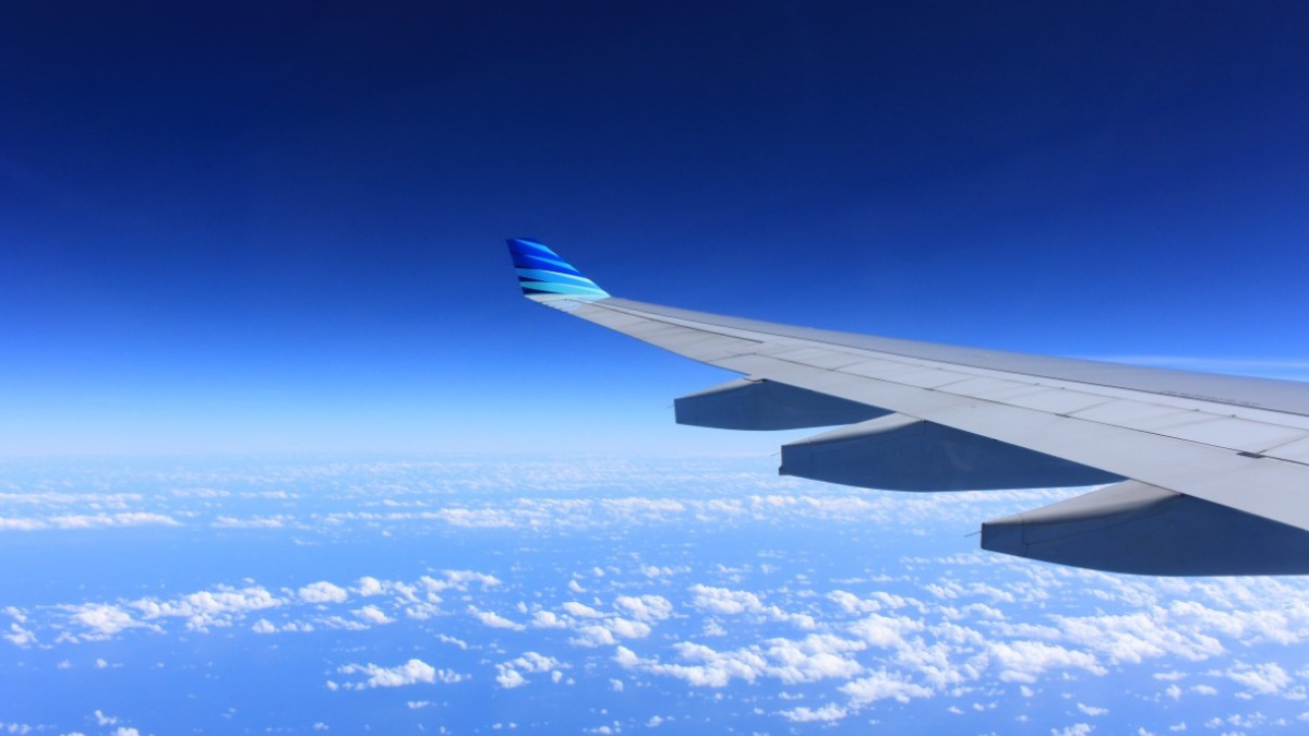 Самолет в небе