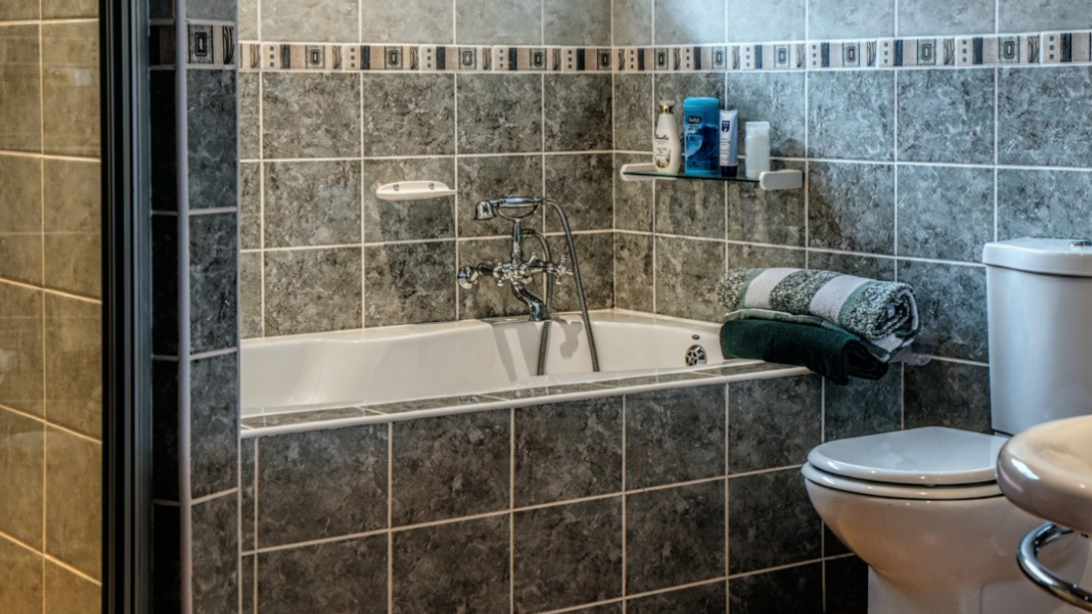 Ванная комната с чистым унитазом