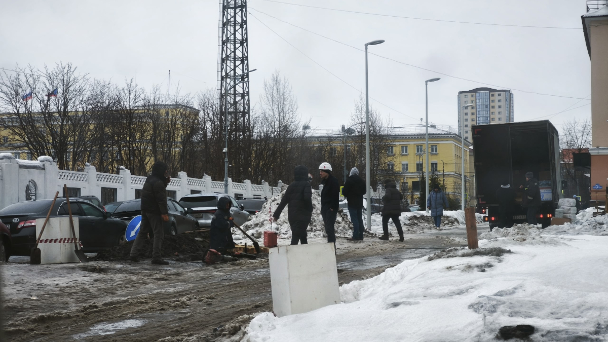 Строители возле Родины