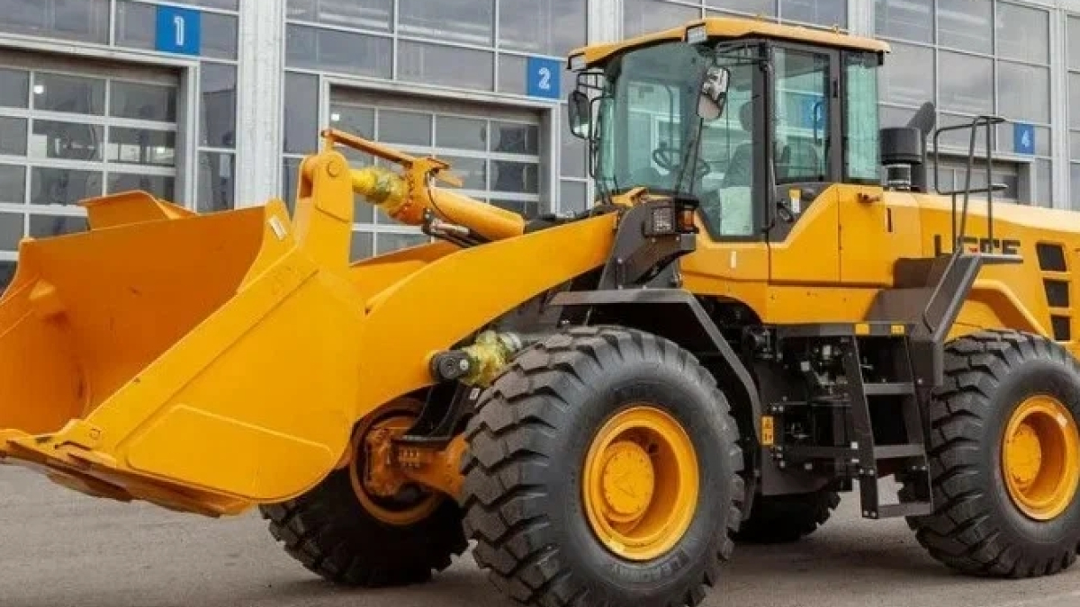 Экскаватор работает