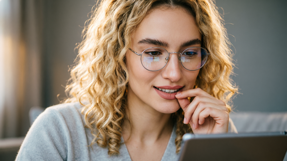 Женщина смотрит в планшет