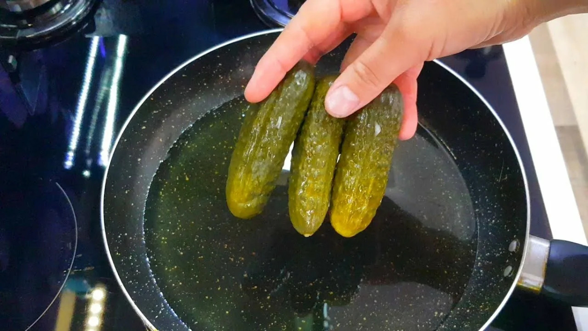 Огурцы на сковороде