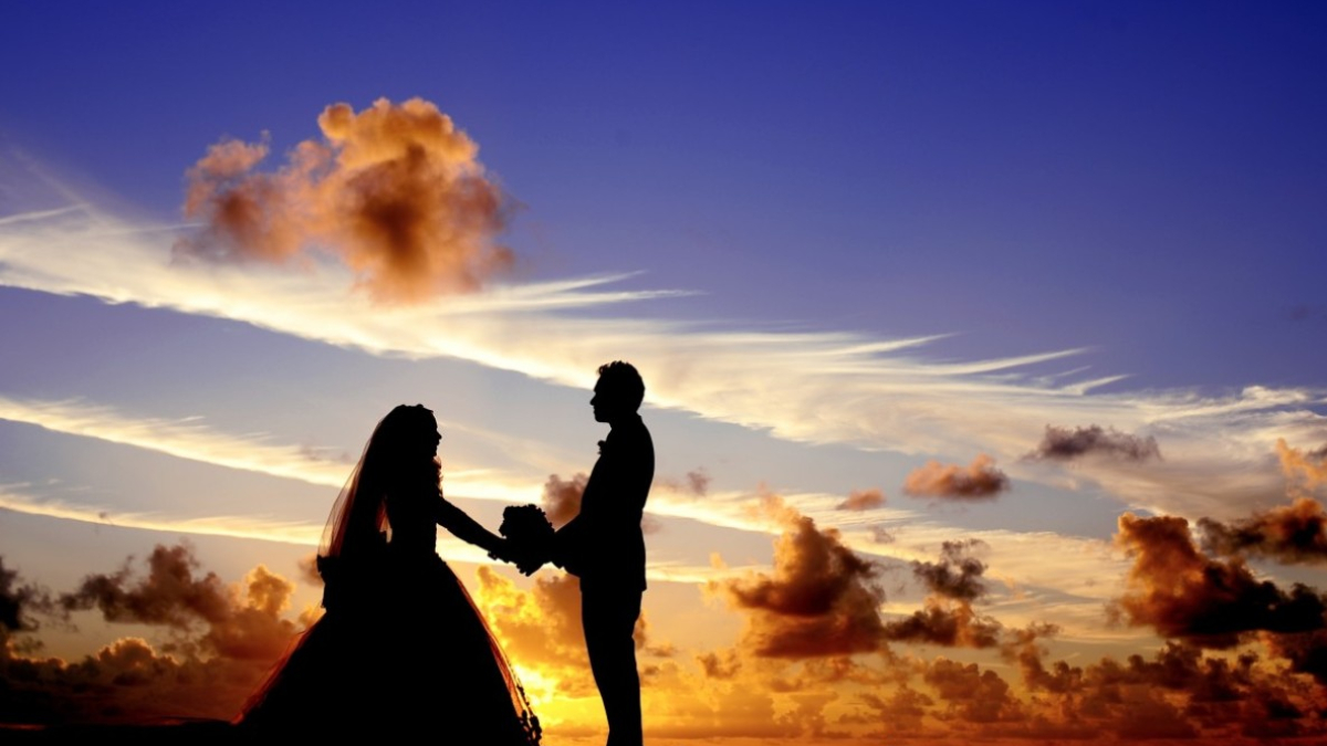 Влюбленные держатся за руки