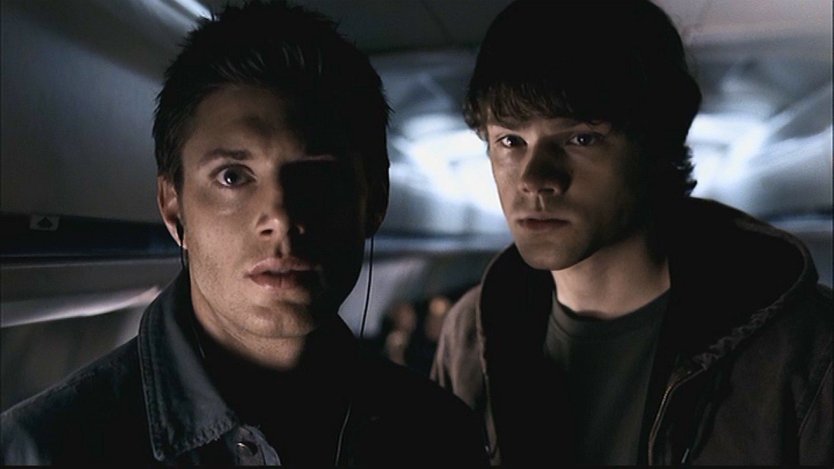 Мужчины смотрят в камеру