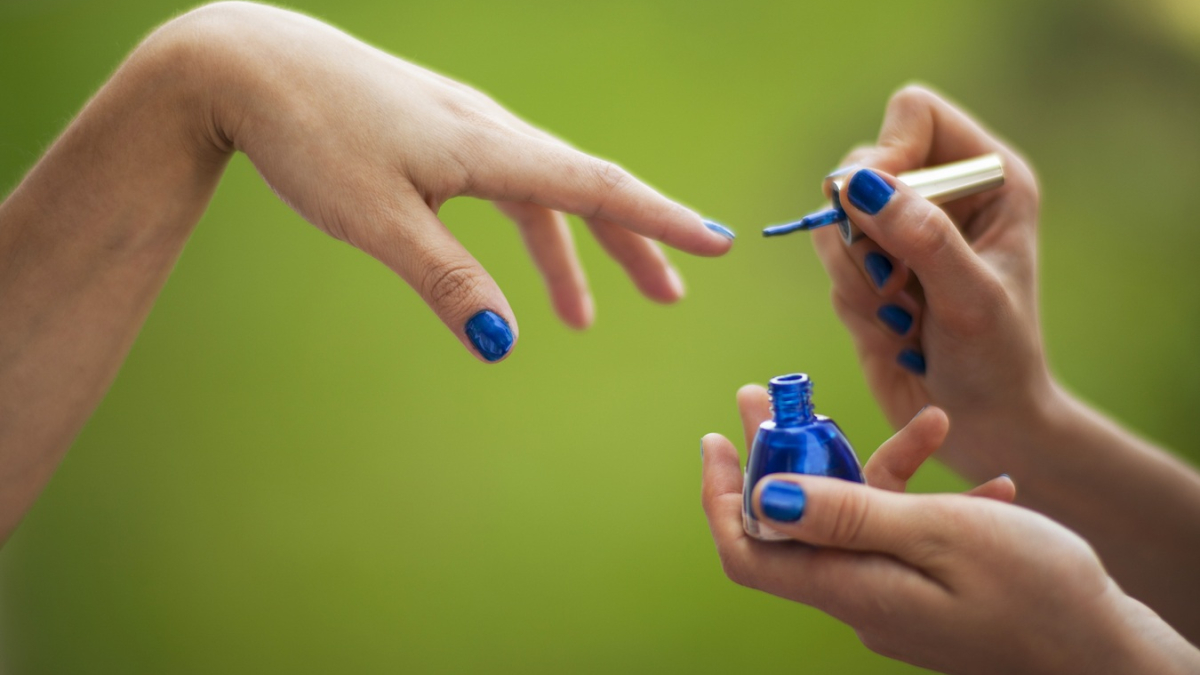 Красят ногти