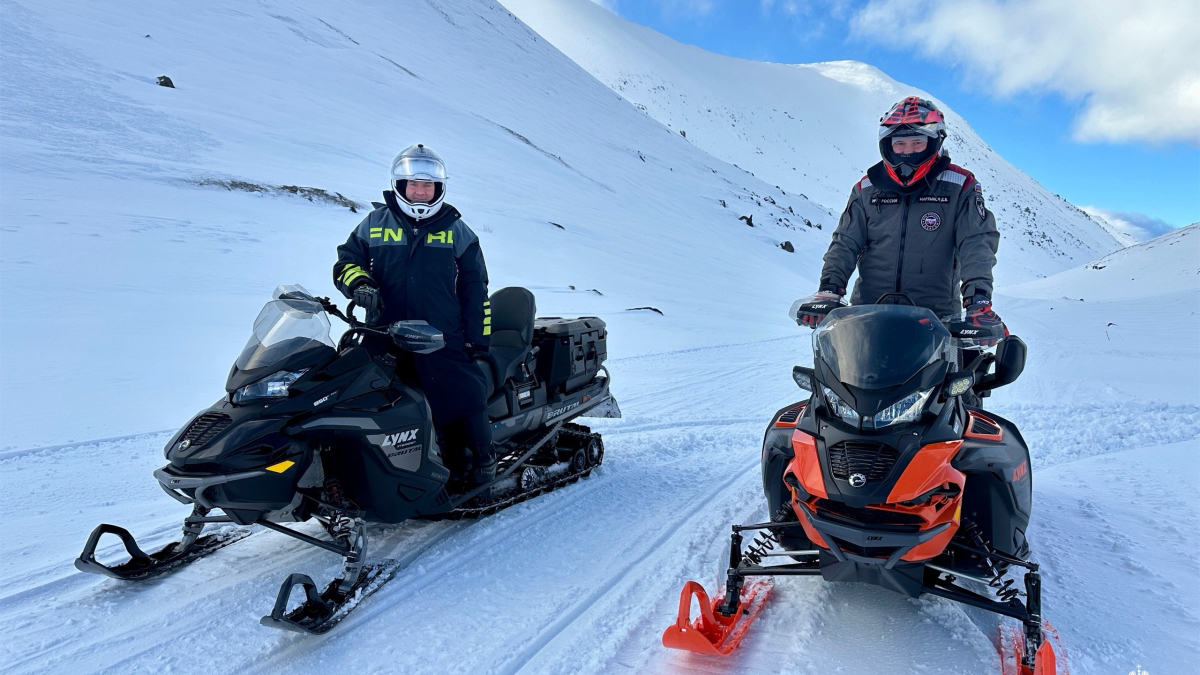 Сотрудники МЧС эвакуировали пострадавших