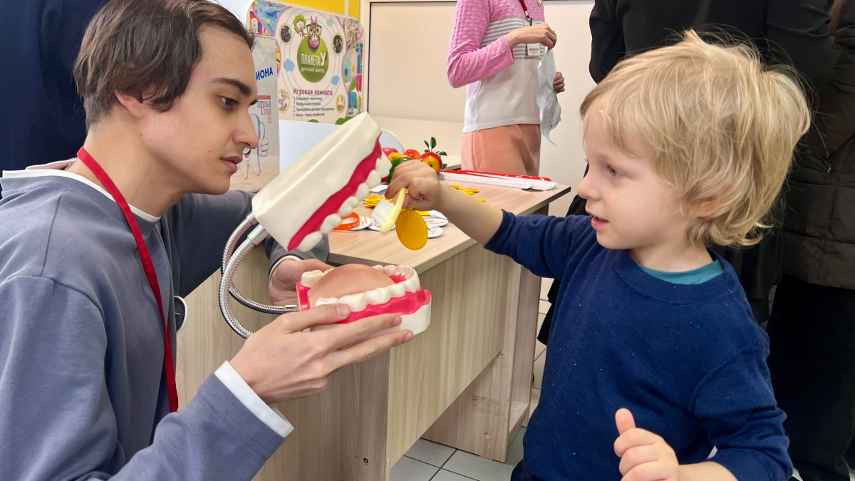 Ребенок смотрит зубы