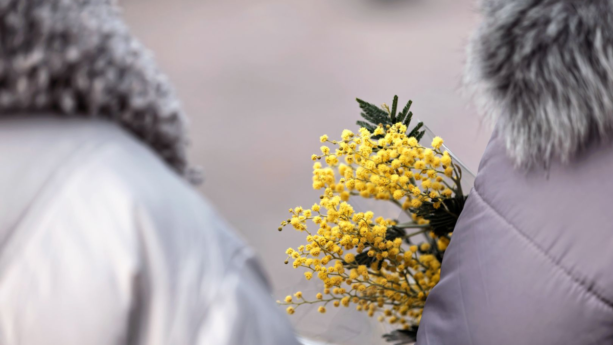 Весенние цветы в руках женщины