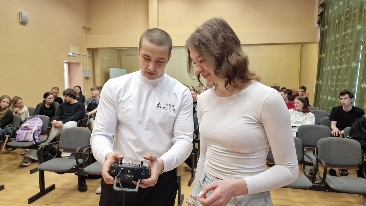 студенты колледжей знакомятся с управлением дронами