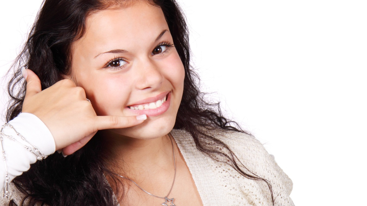 Девушка делает жест пальцами