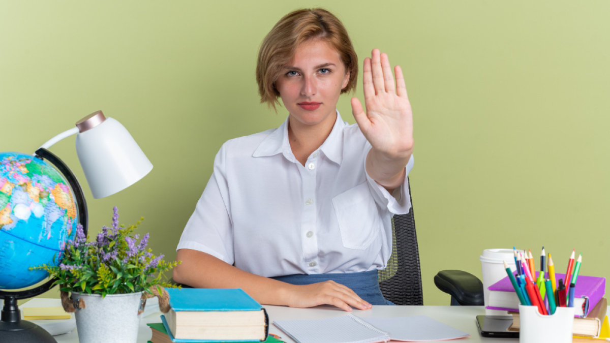 Девушка за столом