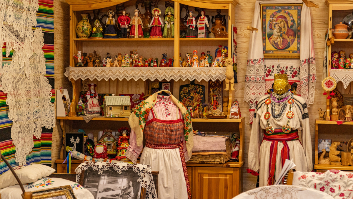 национальные костюмы и поделки в музее
