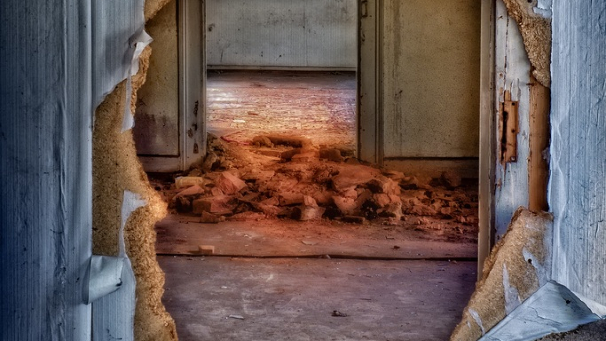 квартира с дырой в стене