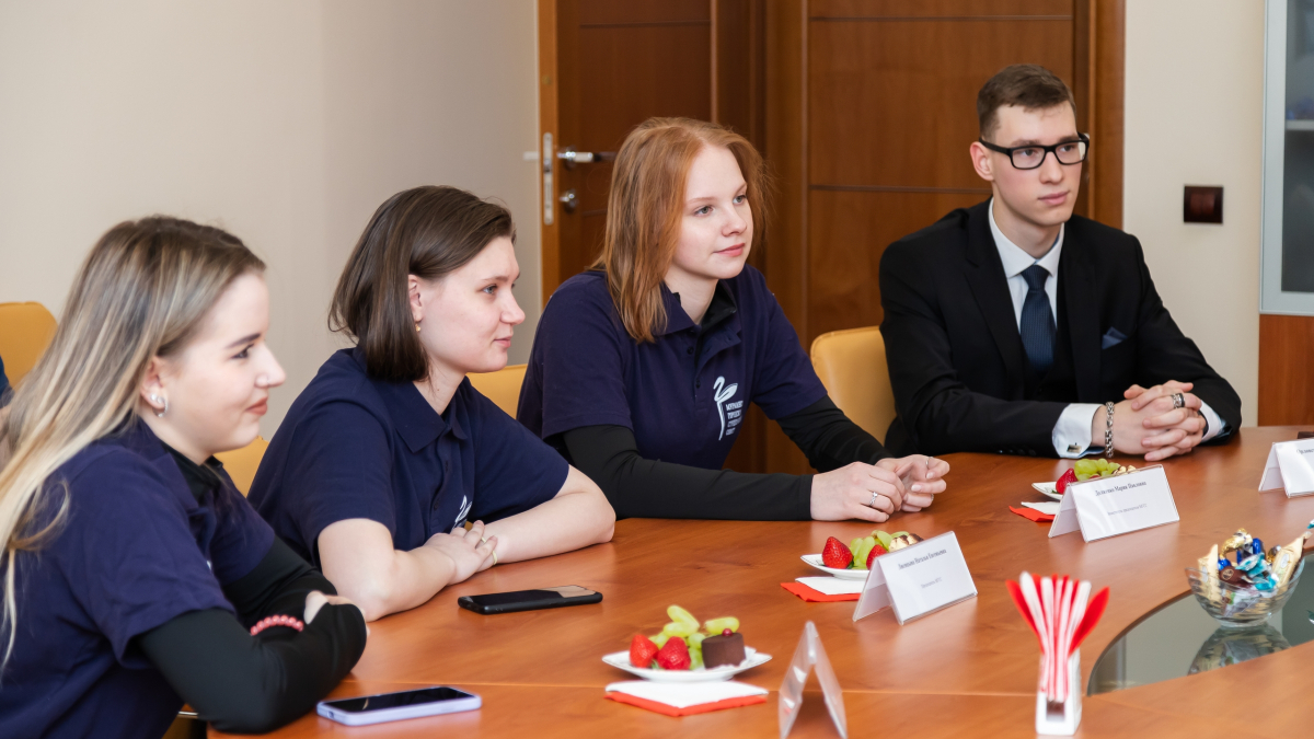 Студенты за столом