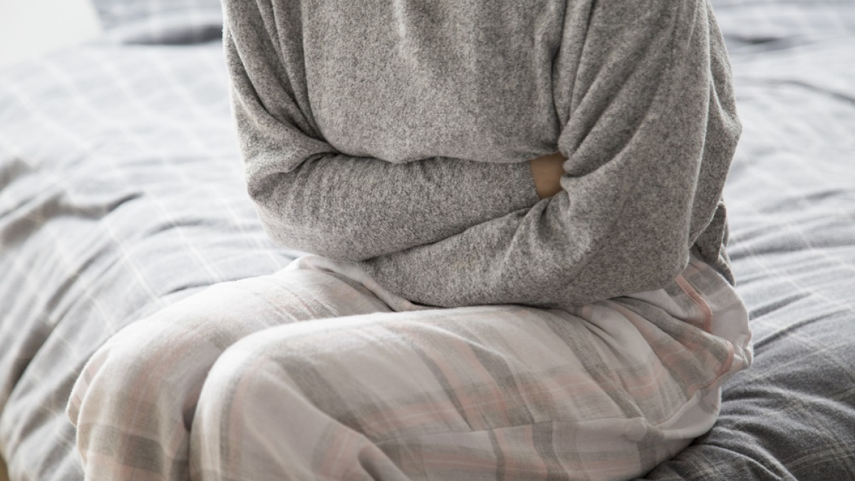 у женщины болит живот