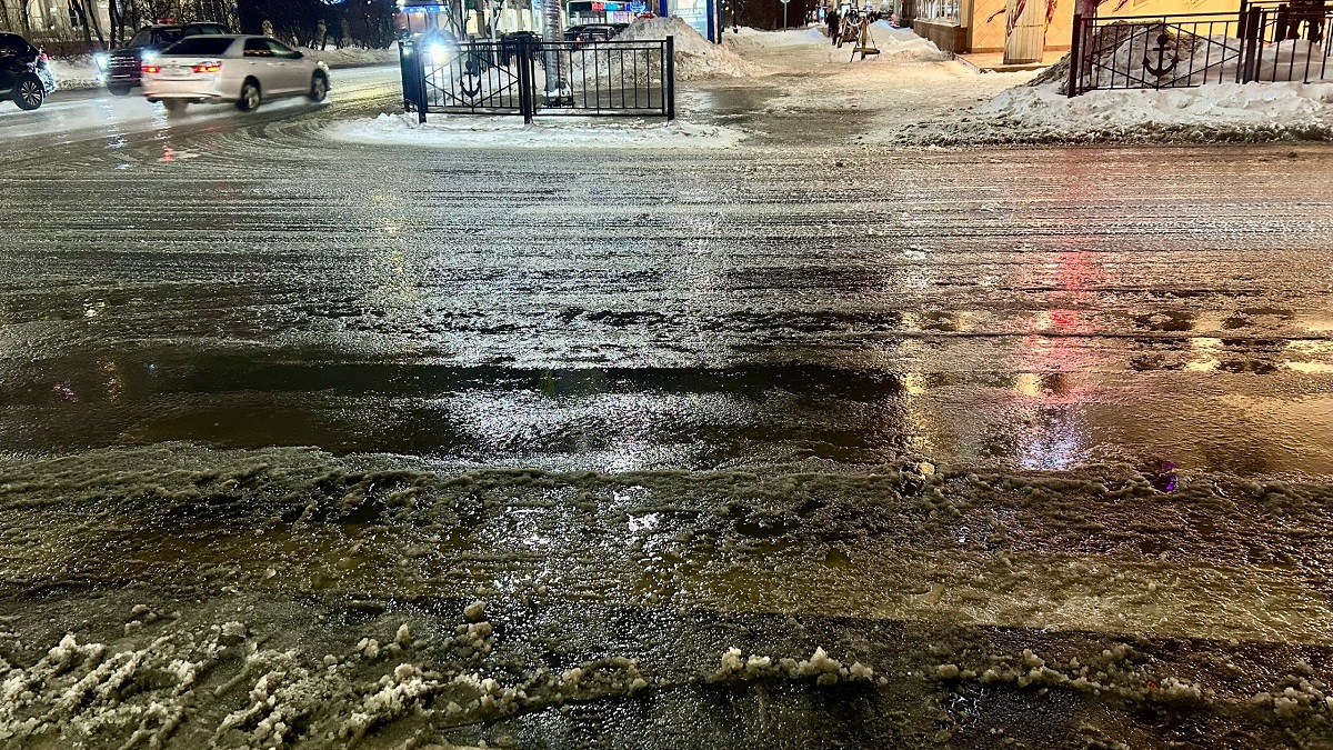 гололед на улице города