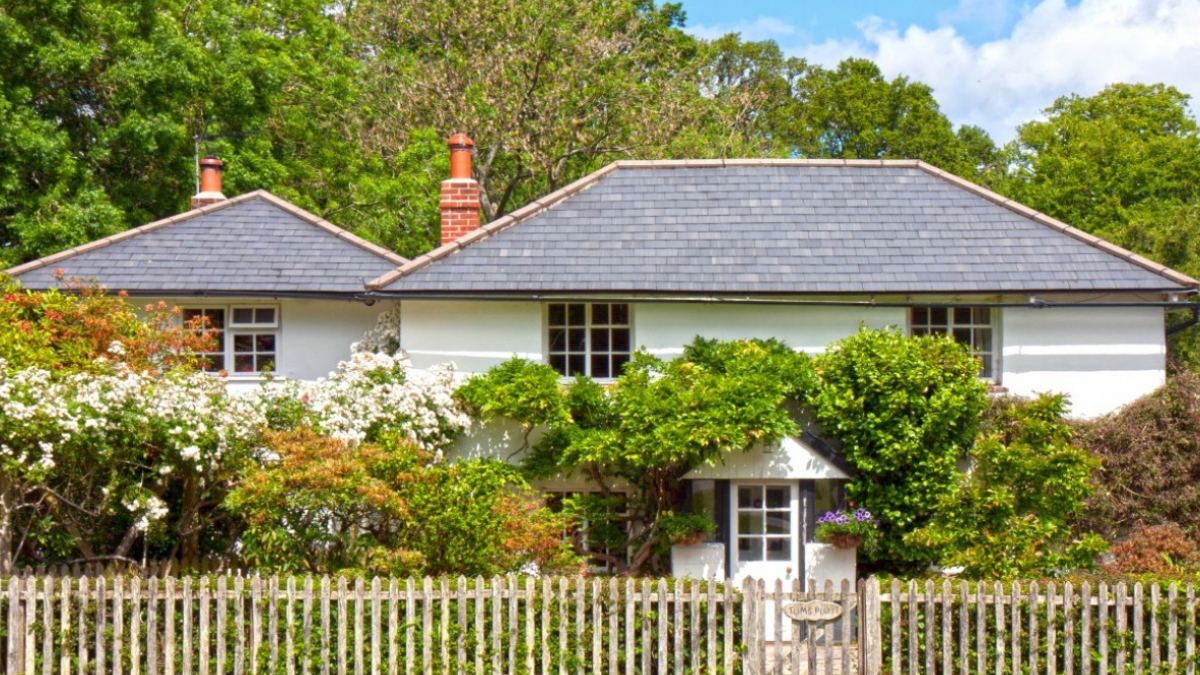 Дом с забором