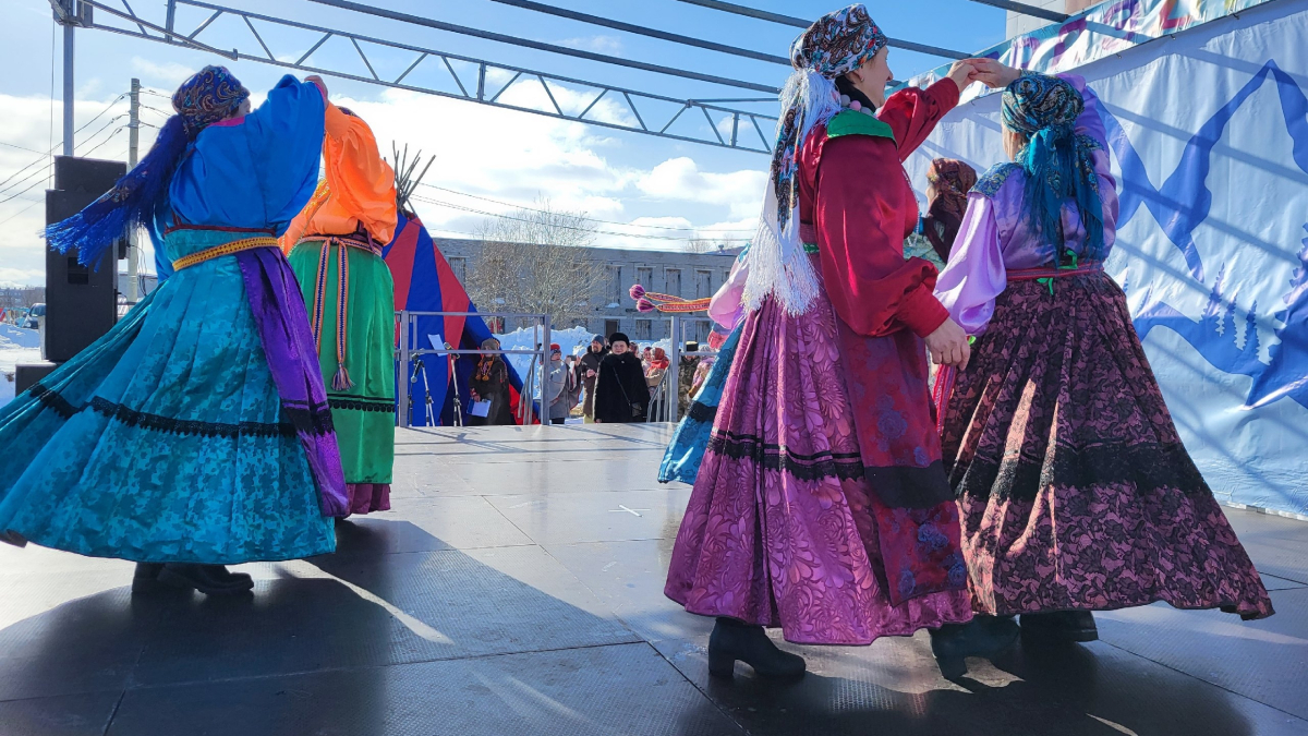 Танцующие женщины