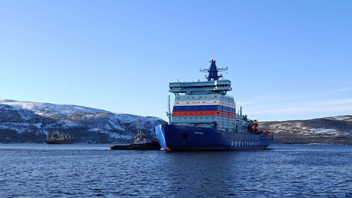 Ледокол "Якутия" на плаву