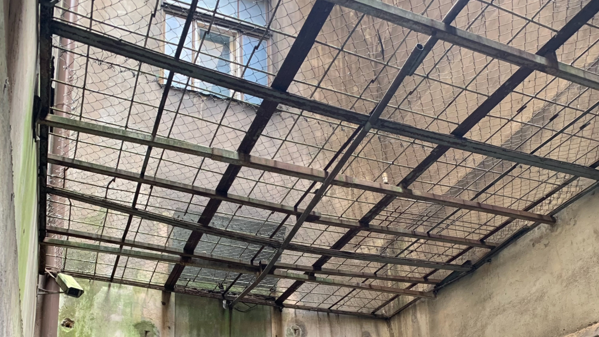 небо через решетку в тюрьме