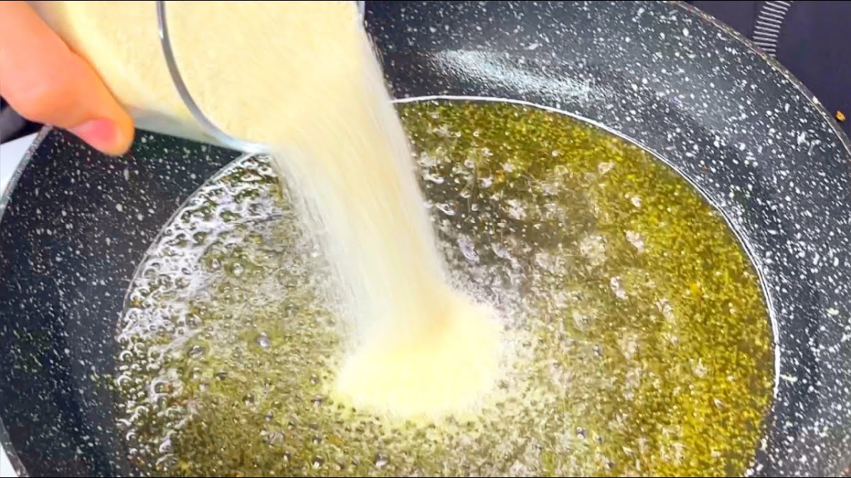 Манку добавляют в раскалённое масло