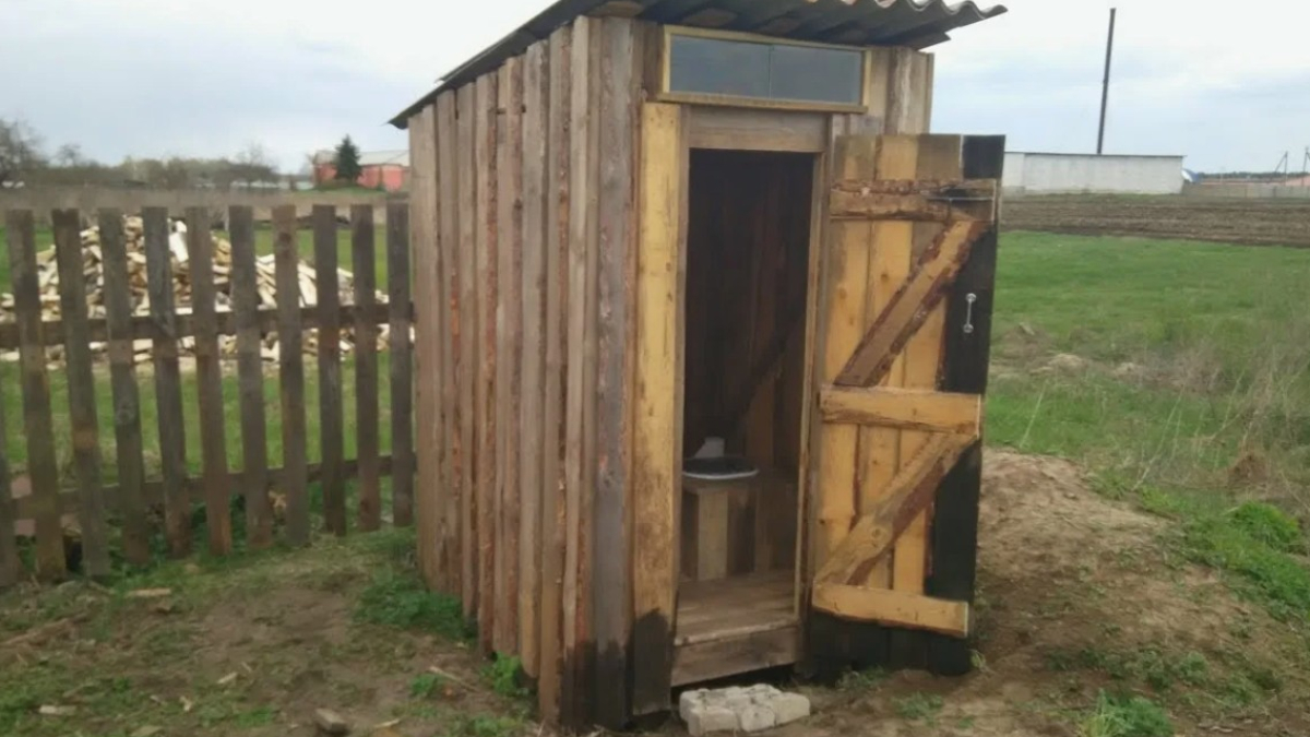 Уличный туалет на даче