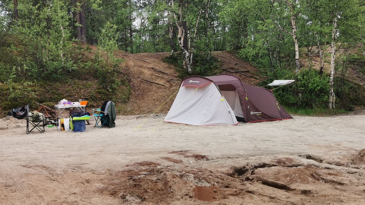 палатка на берегу