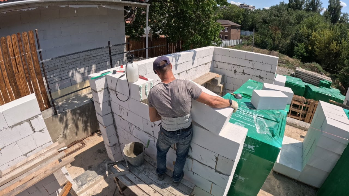 Человек и газоблоки