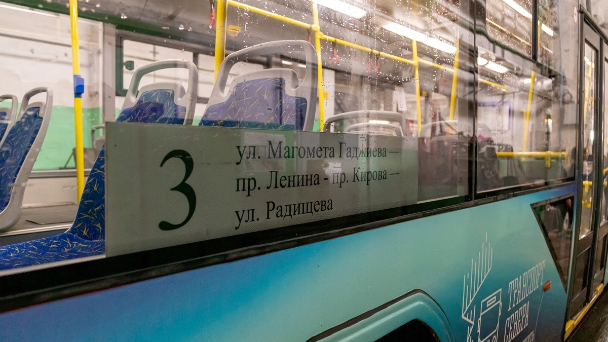 троллейбус едет по городу