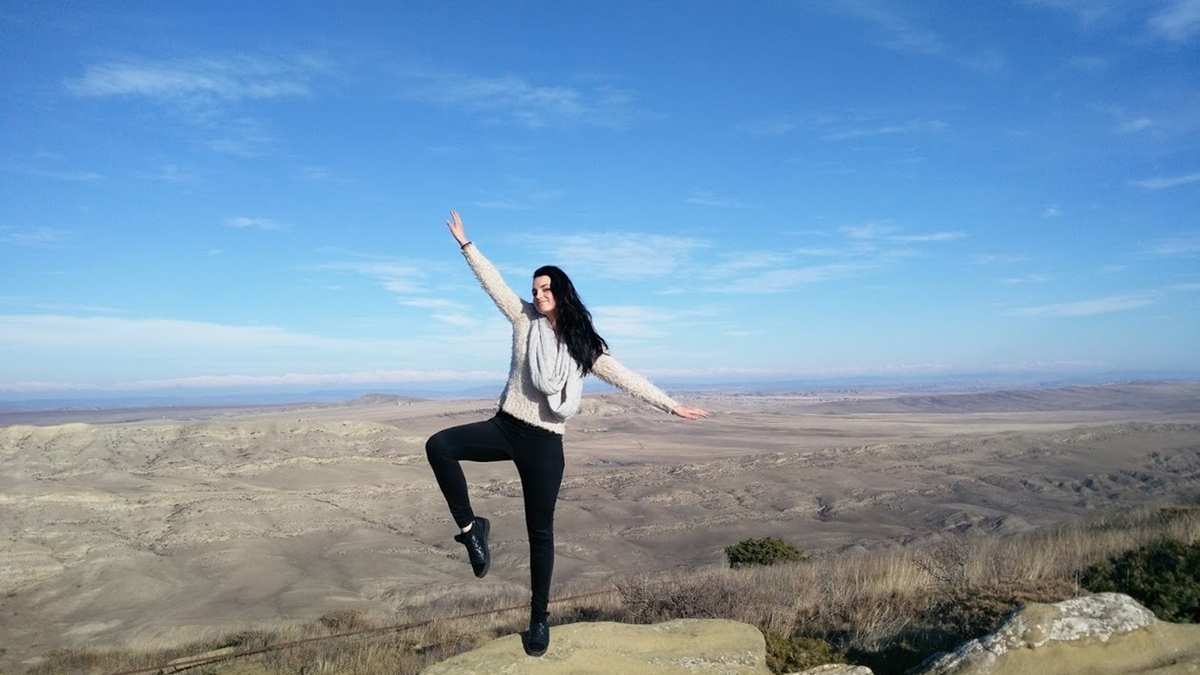 Девушка позирует на возвышенности