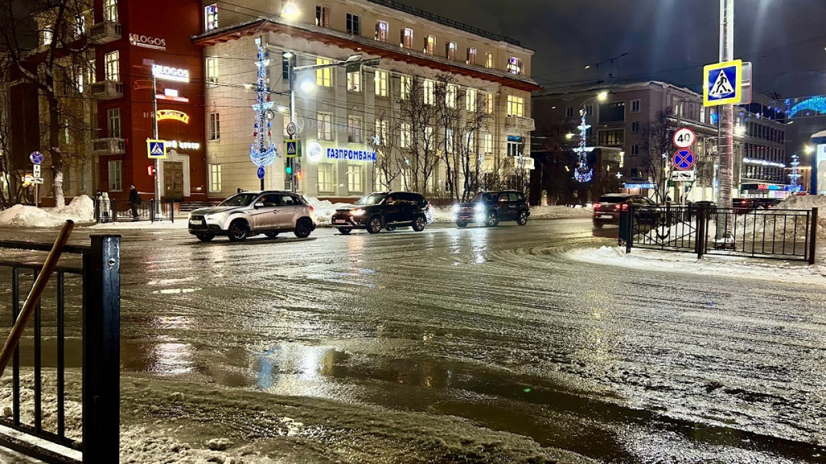 снег тает на дорогах Мурманска