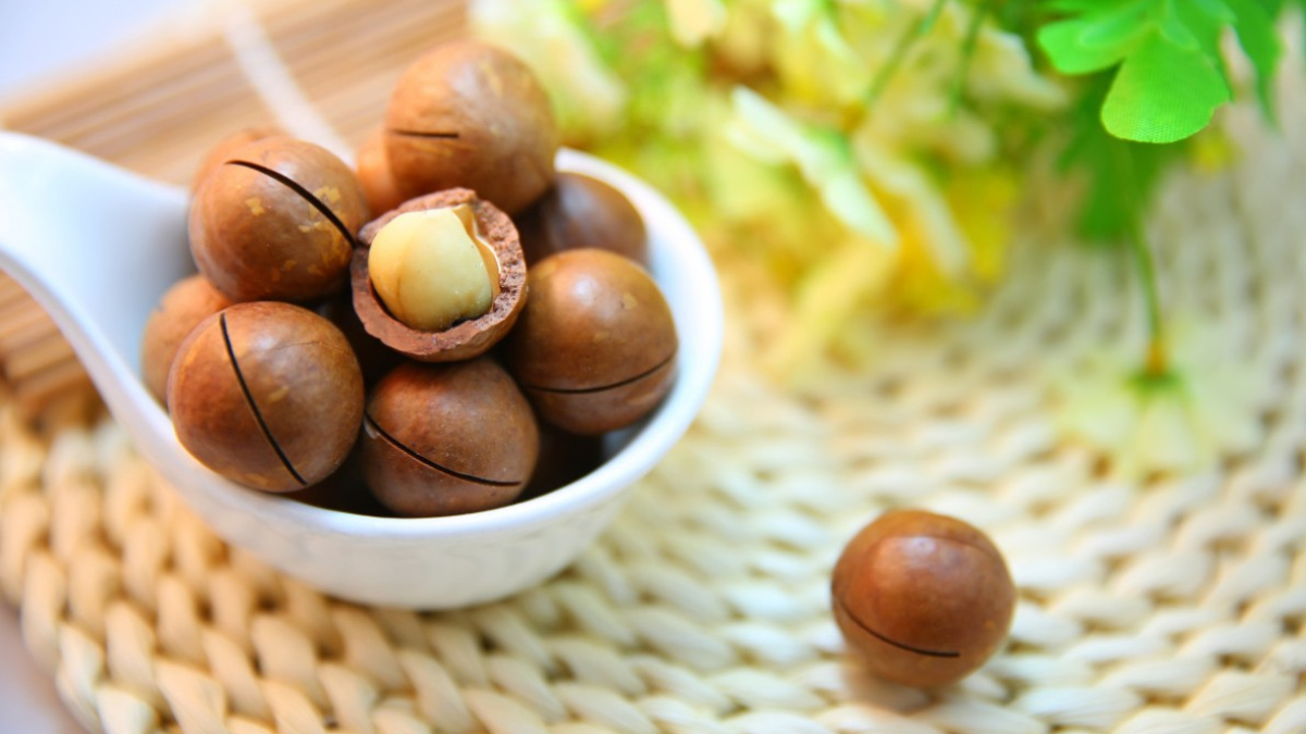 Орехи в чашке