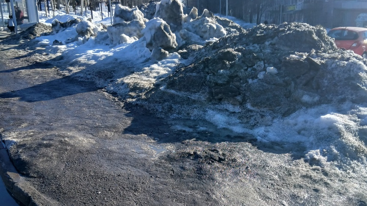 грязный сугроб в городе