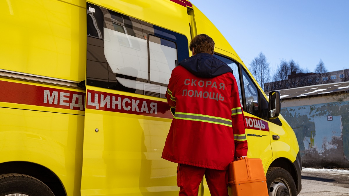 фельдшер возле машины скорой помощи