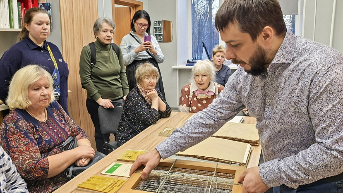 сотрудник показывает гербарий в пабси