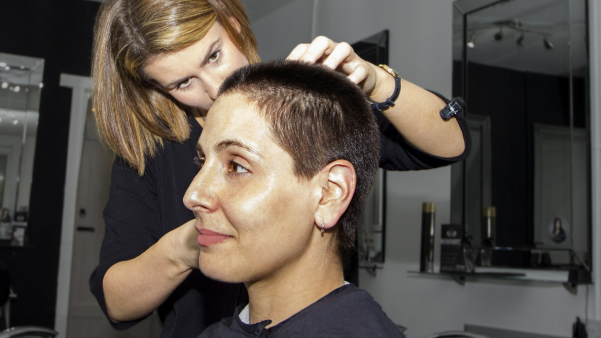 Женщина с короткой стрижкой