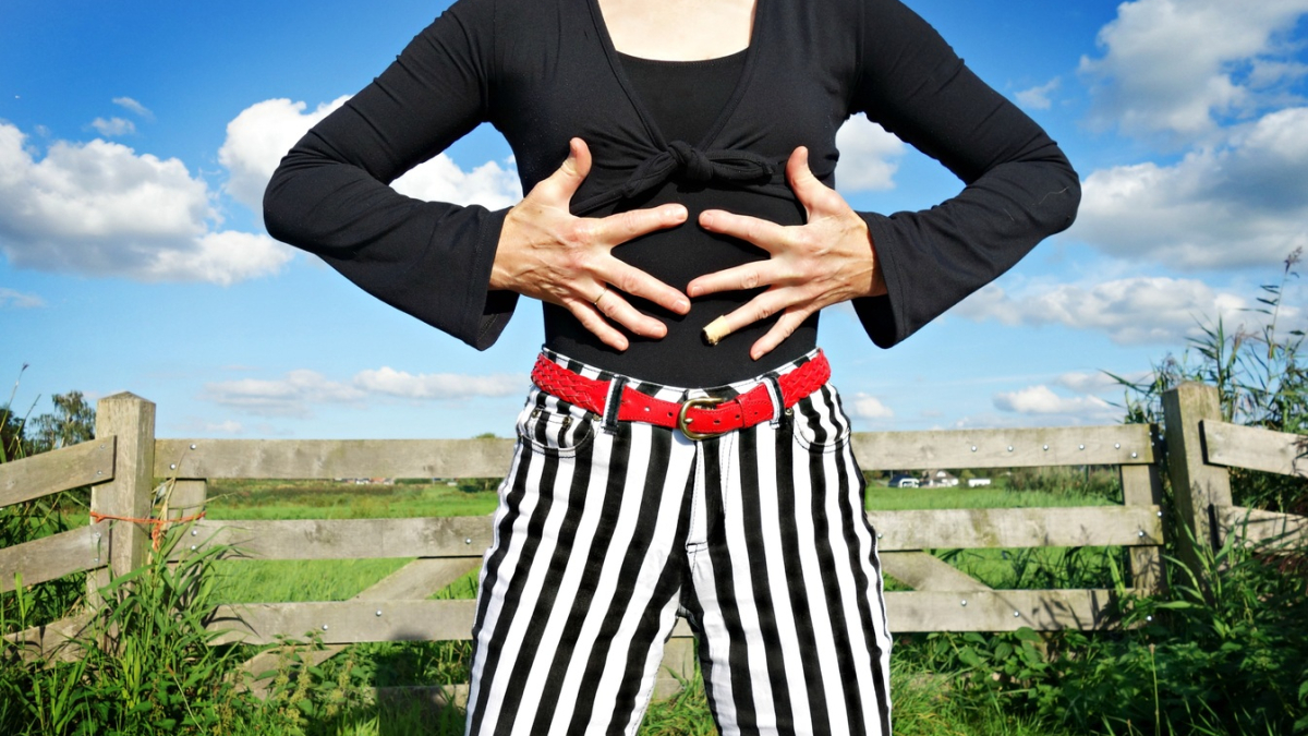 Женщина в полосатых брюках