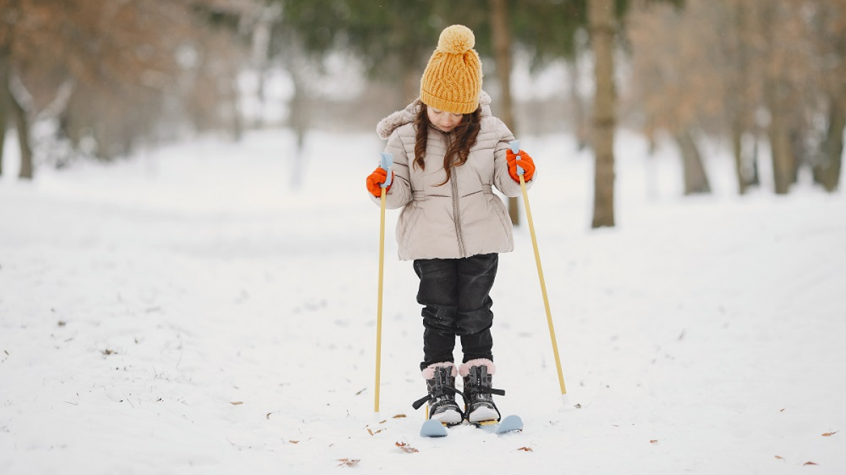 девочка на лыжах