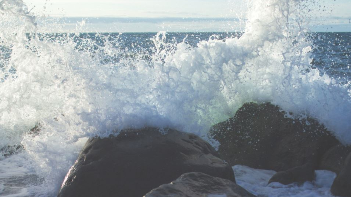 море плещется о камни в мурманске