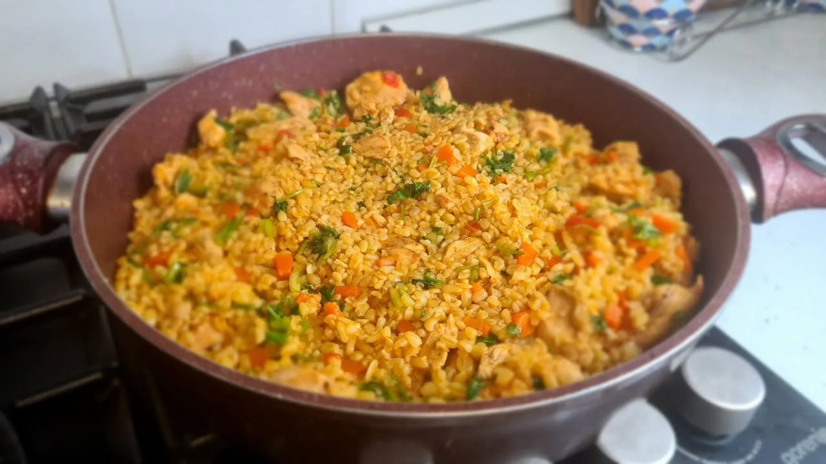 Булгур с овощами на сковороде