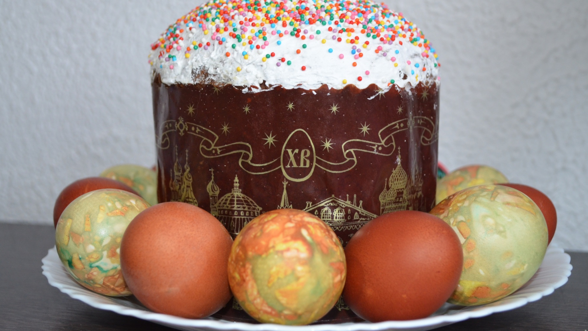 Кулич с яйцами