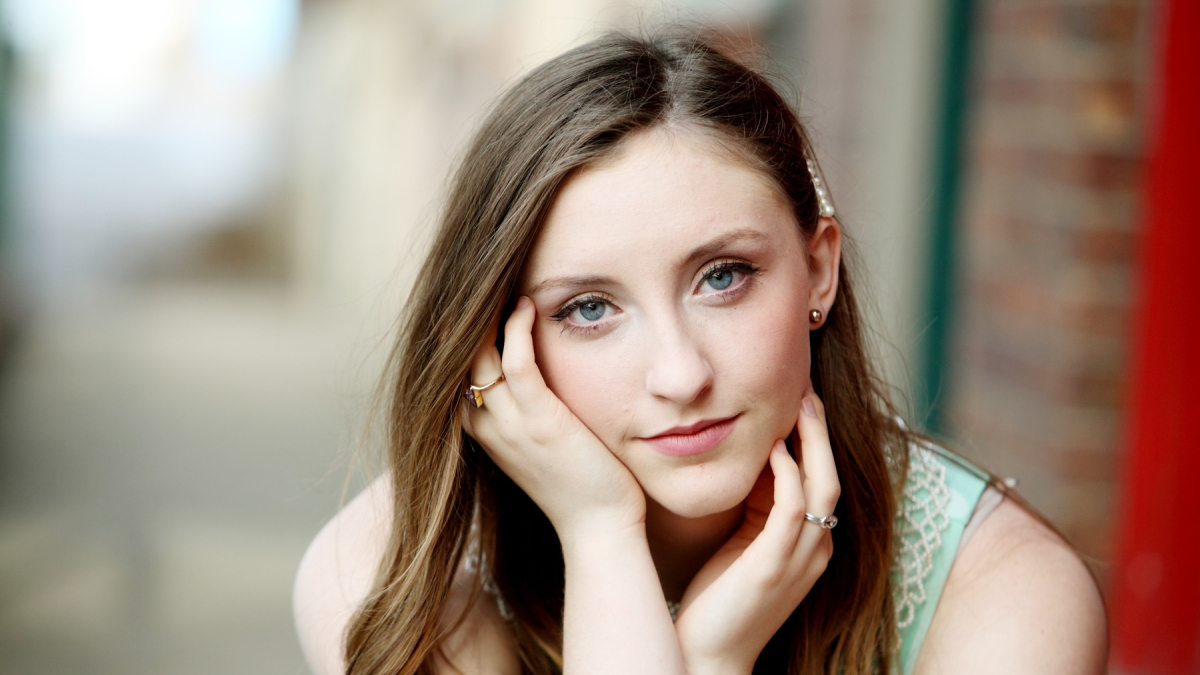 Девушка трогает лицо