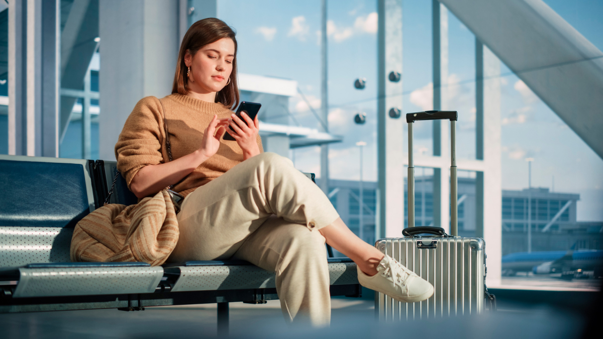 Девушка с телефоном в руках