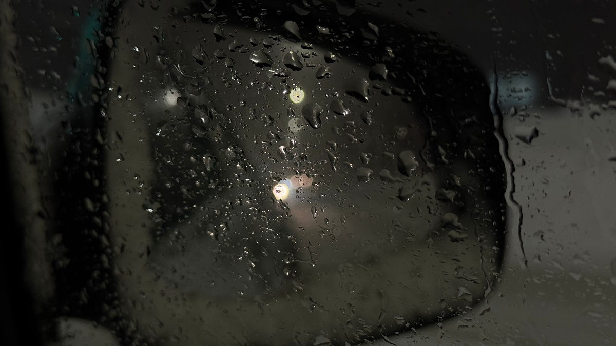 капли дождя на боков зеркале автомобиля