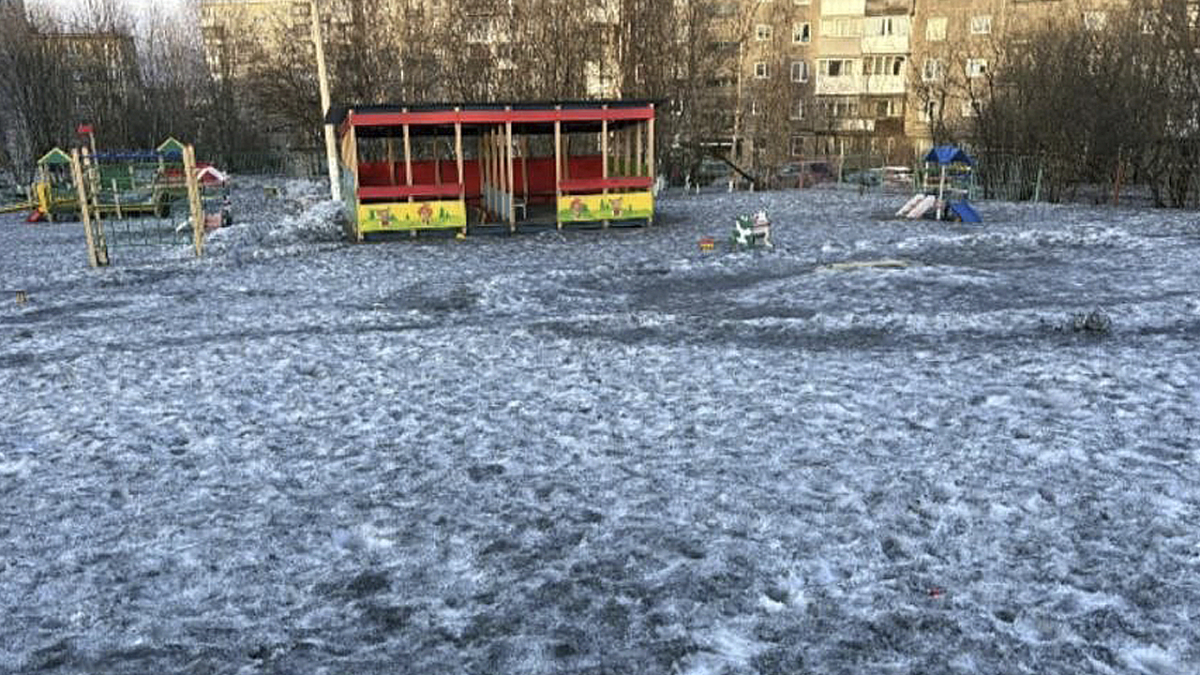 Угольная пыль на территории детского сада в Мурманске