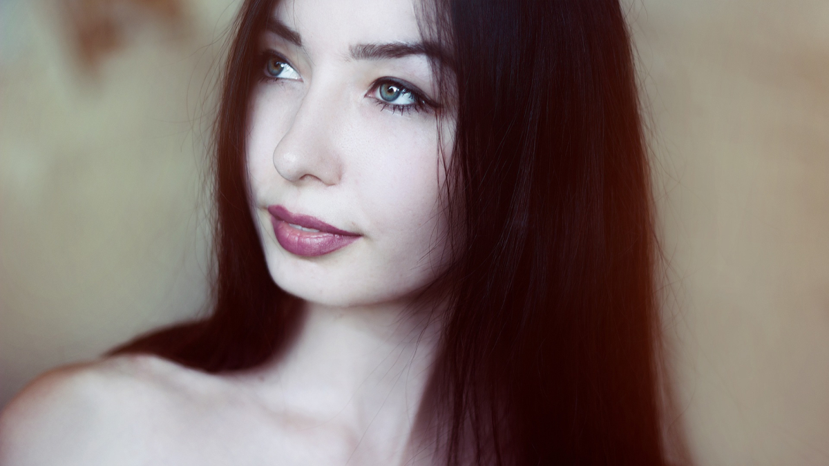 Девушка с темными волосами